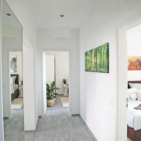 Lux 90m2 - 2 Kingsize Beds - Center - Netflix - 2min To Train - Excellent View Apartament *