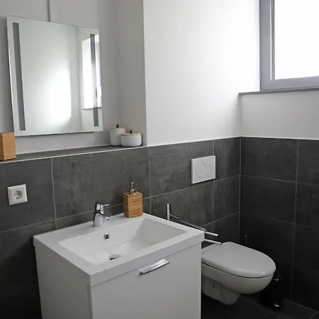 Lux 90m2 - 2 Kingsize Beds - Center - Netflix - 2min To Train - Excellent View Apartament *