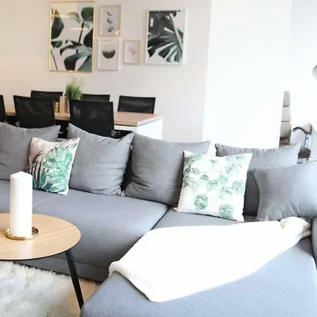Lux 90m2 - 2 Kingsize Beds - Center - Netflix - 2min To Train - Excellent View Apartament *